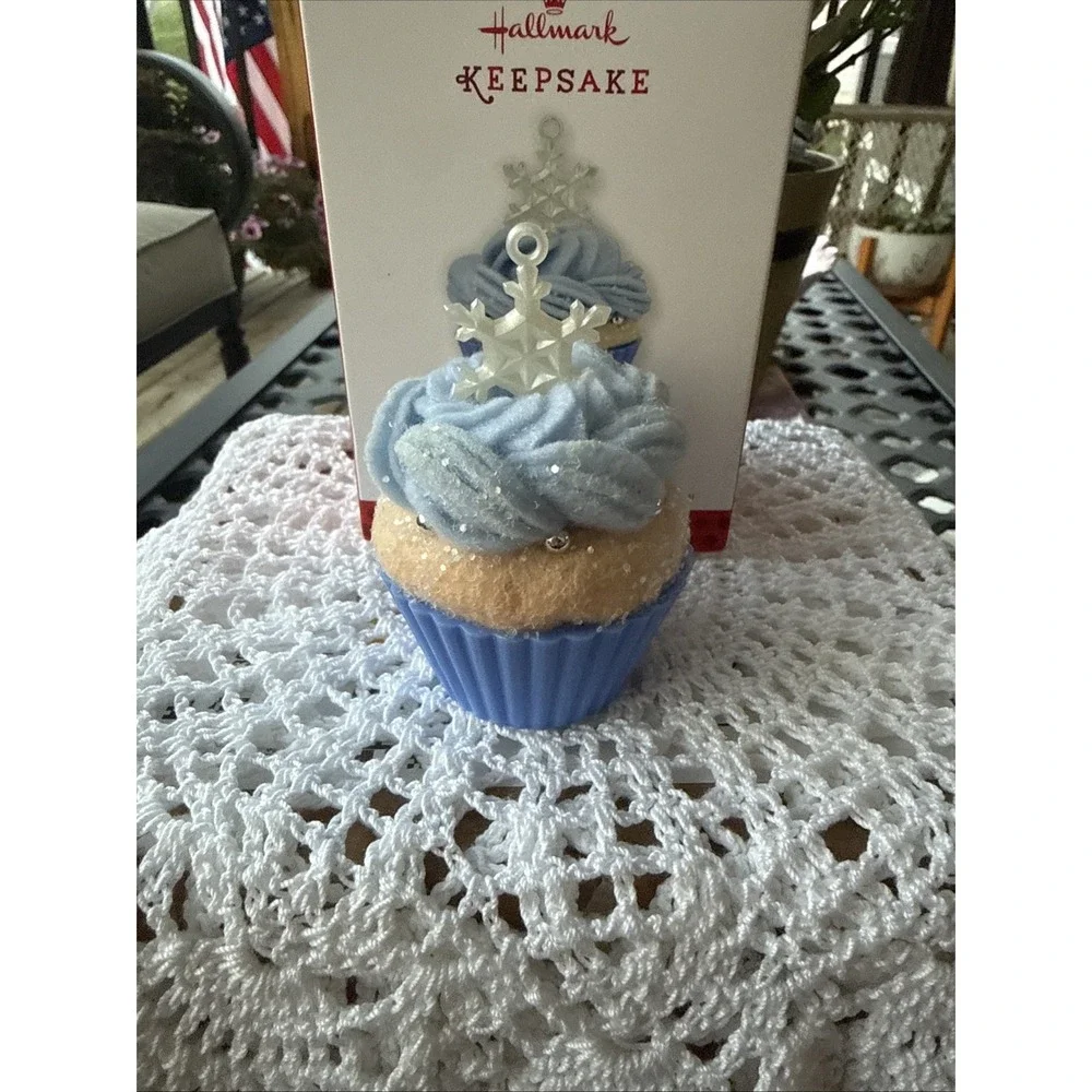 2013 Hallmark Keepsake Ornament It's Snowing Sweetness Christmas Cupcakes